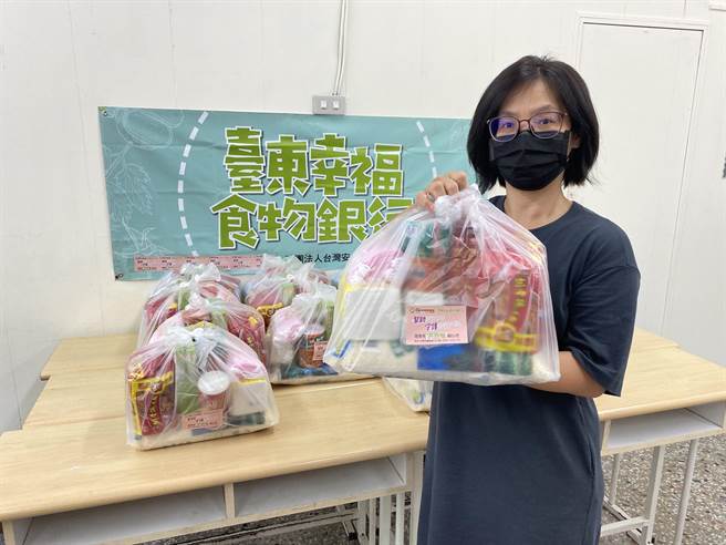 疫情升温，据台湾安心家庭关怀协会的食物银行统计，每月食物箱及防疫物资需求增加2成5。（蔡旻妤摄）