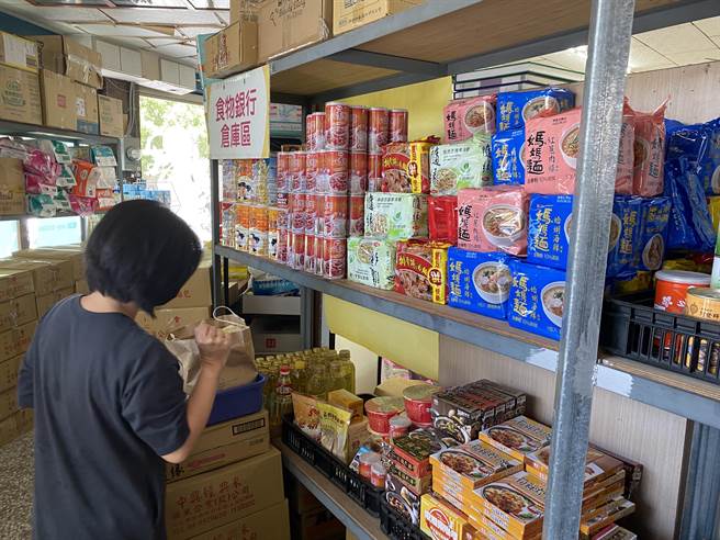 疫情升温，据台湾安心家庭关怀协会的食物银行统计，每月食物箱及防疫物资需求增加2成5。（蔡旻妤摄）