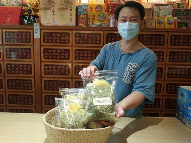 防范2种疫情同时爆发，云林县北港镇恒顺堂中药驱蚊包预防登革热受欢迎。（张朝欣摄）