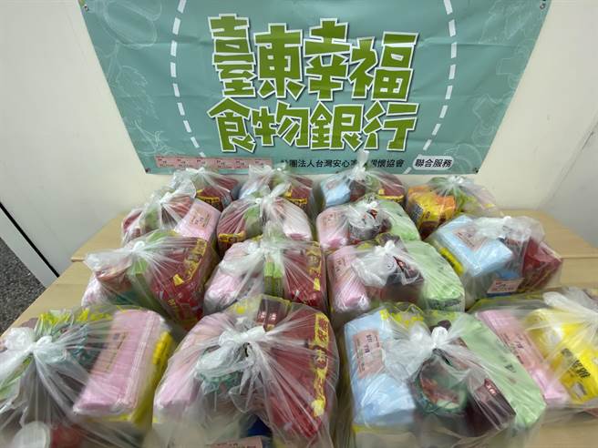 疫情升温，据台湾安心家庭关怀协会的食物银行统计，每月食物箱及防疫物资需求增加2成5。（蔡旻妤摄）