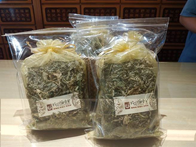 防范2种疫情同时爆发，云林县北港镇恒顺堂中药驱蚊包预防登革热受欢迎。（张朝欣摄）