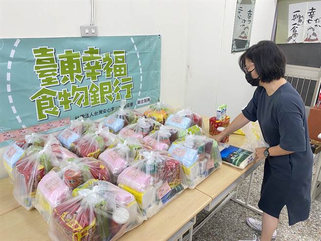 疫情升温，据台湾安心家庭关怀协会的食物银行统计，每月食物箱及防疫物资需求增加2成5。（蔡旻妤摄）