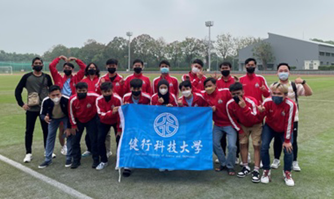 健行科技大学足球队全体队职员合影。(图/健行科技大学提供)