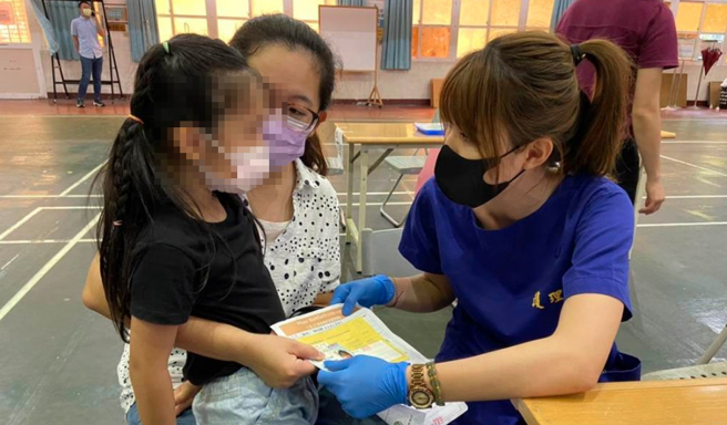 疫情期間第一線醫護工作辛勞，屏東縣長潘孟安希望鄉親能相互體諒。圖為示意圖，非當事人。(林和生攝)