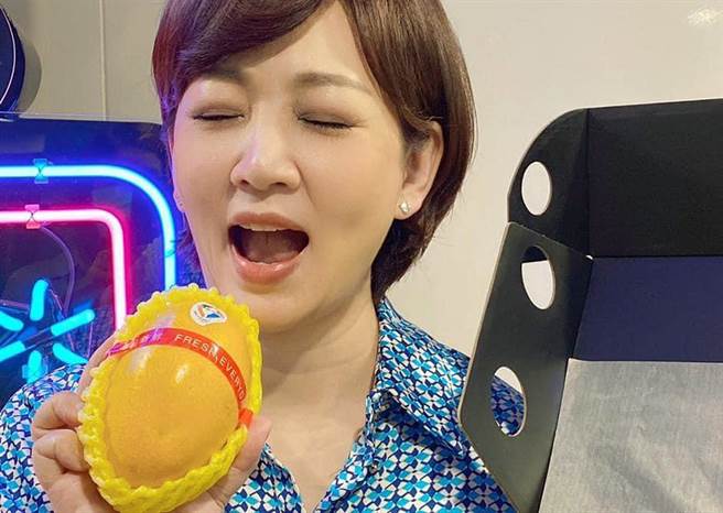 郁方等多位艺人及网红在粉丝专业协助义卖夏雪芒果，帮助台东植物人安养。（创世台东院提供／庄哲权台东传真） 