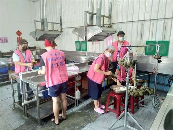 台南市餐盒製作包裝運送職業工會志工們，從昨日一早在廚房裡忙進忙出。（台南市勞工局提供／張毓翎台南傳真）