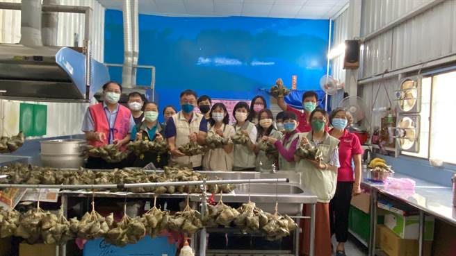 志工夥伴今天發送至23個行政區47戶職災、身障及弱勢勞工家庭。（台南市勞工局提供／張毓翎台南傳真）