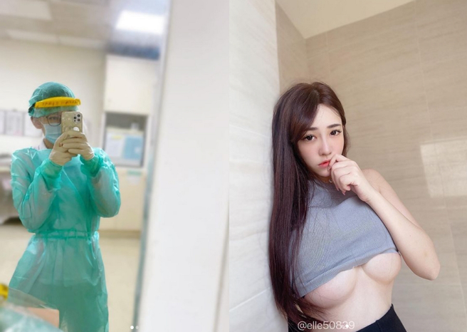 怡葶日前在IG晒出上下班对比照，褪下无菌手术装扮后，换了激短上衣遮不住超巨南半球，极大反差也让人看了血脉贲张。(图/ 摘自怡葶IG)