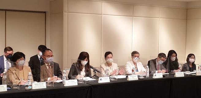 经济部长王美花(中)今带队与美国联邦参议员达克沃丝会谈，双方共识与伊利诺州在生医产业合作。(图／经济部提供)