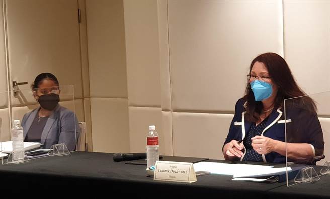 美国联邦参议员达克沃丝（右）二度访台，今带伊利诺州助理副州长面见经济部，希望台商前往该州投资。(图／经济部提供)