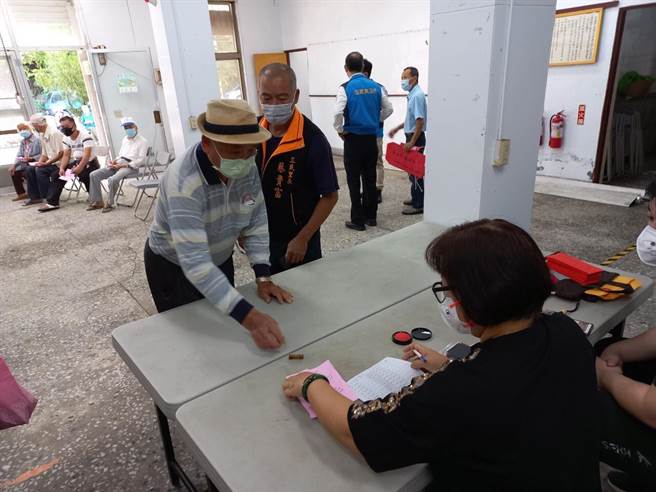 花莲县玉里镇三民里250户里民今前往活动中心，领取科技公司捐赠每户3600元的防疫补助金。（玉里镇公所提供／罗亦晽花莲传真）
