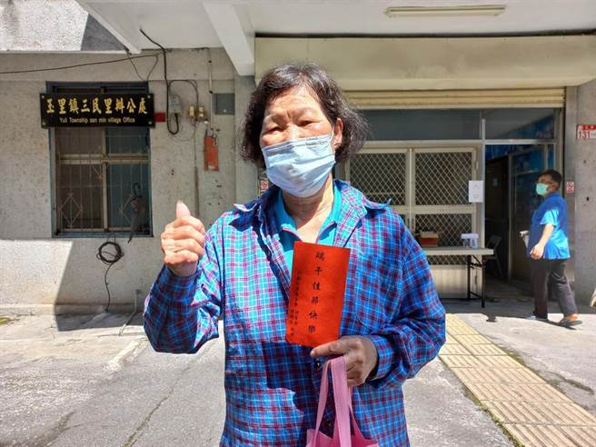 花莲县玉里镇三民里250户里民今前往活动中心，领取科技公司捐赠每户3600元的防疫补助金。（玉里镇公所提供／罗亦晽花莲传真）