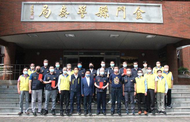 金門縣議長洪允典帶隊走訪縣警局，感謝大家維護治安的辛勞。（金門縣議會提供）