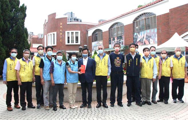 金門縣議長洪允典帶隊訪視大同之家，致贈加菜金向大家賀節。（金門縣議會提供）