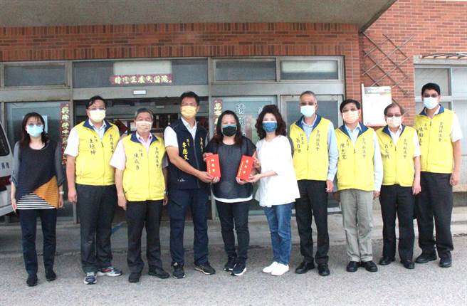 端午節前夕，金門縣議會走訪各地社福機構，祝福大家平安健康。（金門縣議會提供）