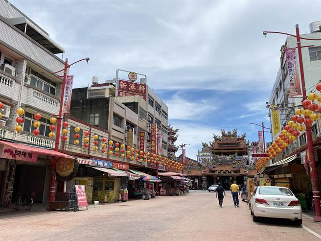嘉義縣新港奉天宮受疫情影響來訪香客大幅降低，廟前商圈不見過去熱鬧的景象。（張亦惠攝）