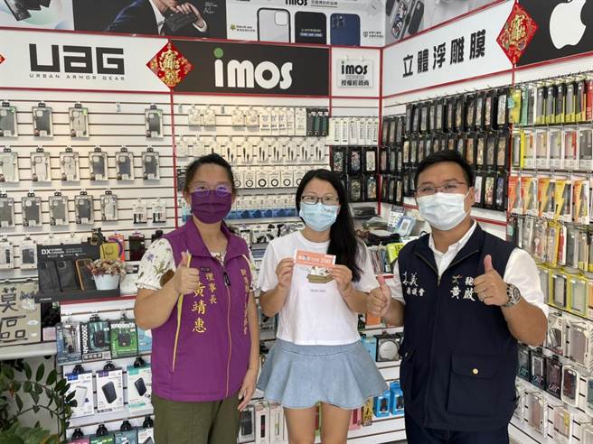 為刺激買氣，新港魅力商圈發展協會推出把現金由100元變200元的優惠，首日推出就有不少民眾前往兌換。（新港魅力商圈提供／張亦惠嘉縣傳真）