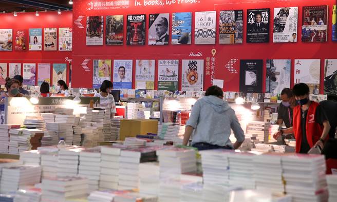 第30届台北国际书展于端午连假期间，6月2日至7日在台北世贸一馆举行，各参展厂商在开展前夕动员大批人力到场准备。（黄世麒摄）