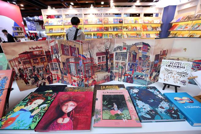 第30届台北国际书展于端午连假期间，6月2日至7日在台北世贸一馆举行，今年的法国主题馆展示精美童书绘本。（黄世麒摄）