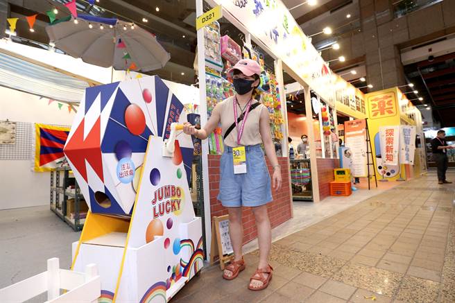 第30届台北国际书展于端午连假期间，6月2日至7日在台北世贸一馆举行，「社运柑仔店」展出各独立书店、作者的书籍，外观设计成怀旧的柑仔店，颇富童趣。（黄世麒摄）