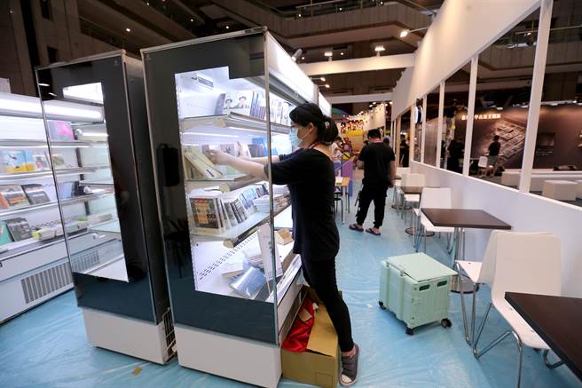 第30届台北国际书展于端午连假期间，6月2日至7日在台北世贸一馆举行，「读字便利店」将展区设计成超商的样子，还把书籍放在冷藏柜展示。（黄世麒摄）