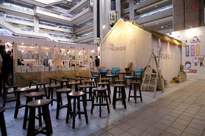 第30届台北国际书展于端午连假期间，6月2日至7日在台北世贸一馆举行，本土出版商将活动区设计成台湾早年的乡村景象。（黄世麒摄）