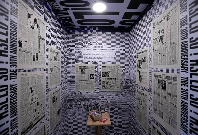 第30届台北国际书展于端午连假期间，6月2日至7日在台北世贸一馆举行，今年规画30周年特展，以木箱展示往年的怀旧报章报导、歷史照片，有一种仿佛踏上时光机回到过去的感觉。（黄世麒摄）