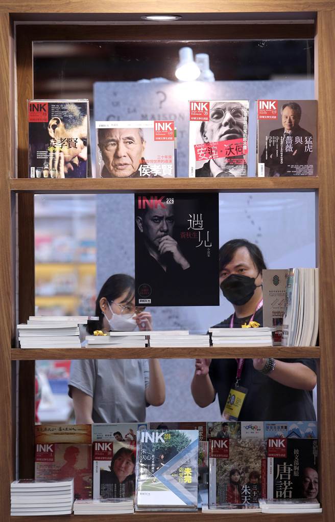 第30届台北国际书展于端午连假期间，6月2日至7日在台北世贸一馆举行，各参展厂商在开展前夕动员大批人力到场准备。（黄世麒摄）