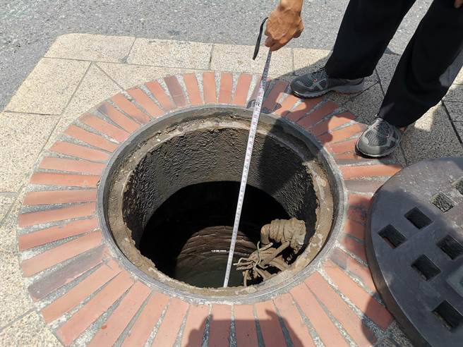 台南市善化慶安宮今年端午節將開荷蘭古井發送午時水，今年古井水量充裕。(劉秀芬攝)