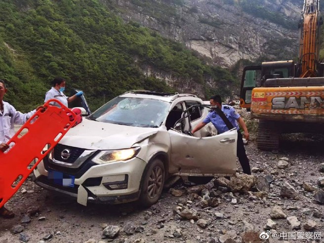 今17时00分四川雅安市芦山县发生6.1级地震，当地正全力以赴搜救被困人员。（翻摄微博：中国警察网）