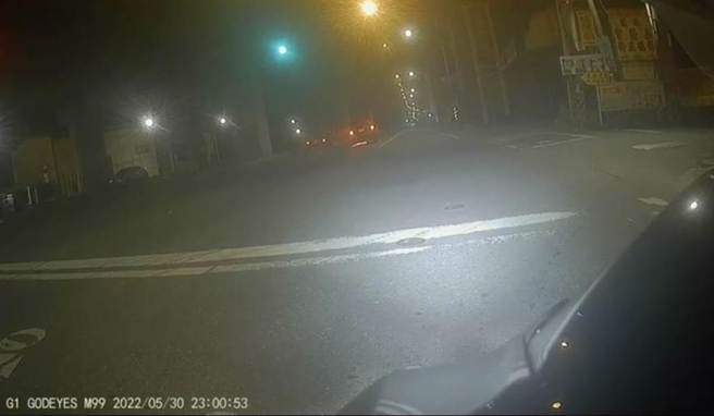 后方民眾目击督察(右车)车祸立刻报警。（翻摄照片／高雄洪靖宜传真）
