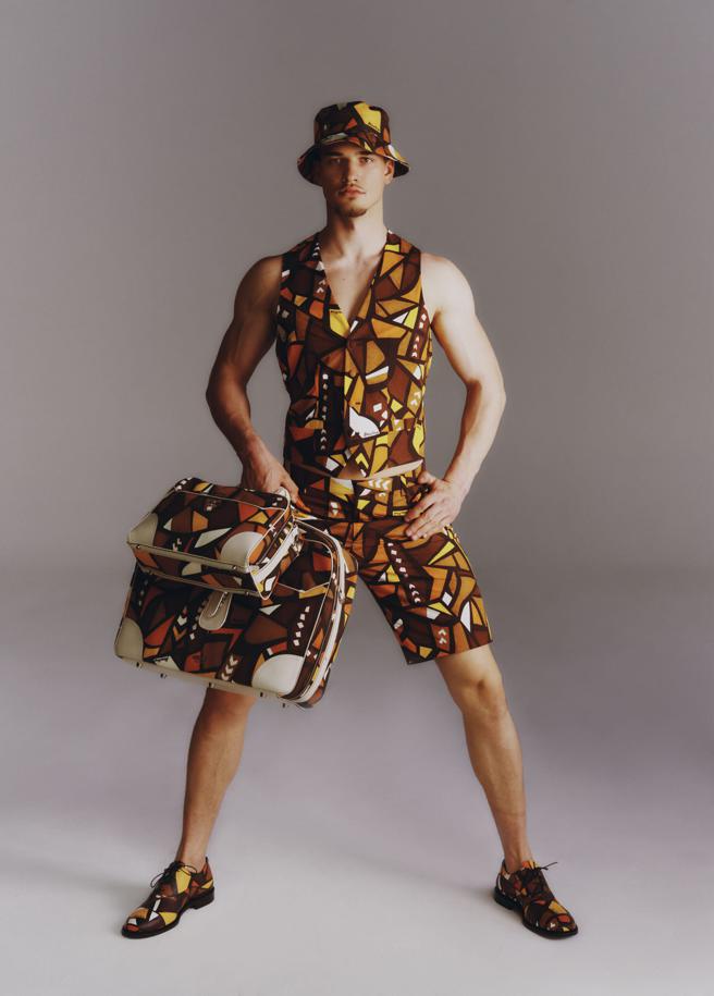 MOSCHINO 2023男装度假系列，以復古放克又带有一点播西迷雅风情的风格为题。（MOSCHINO提供）