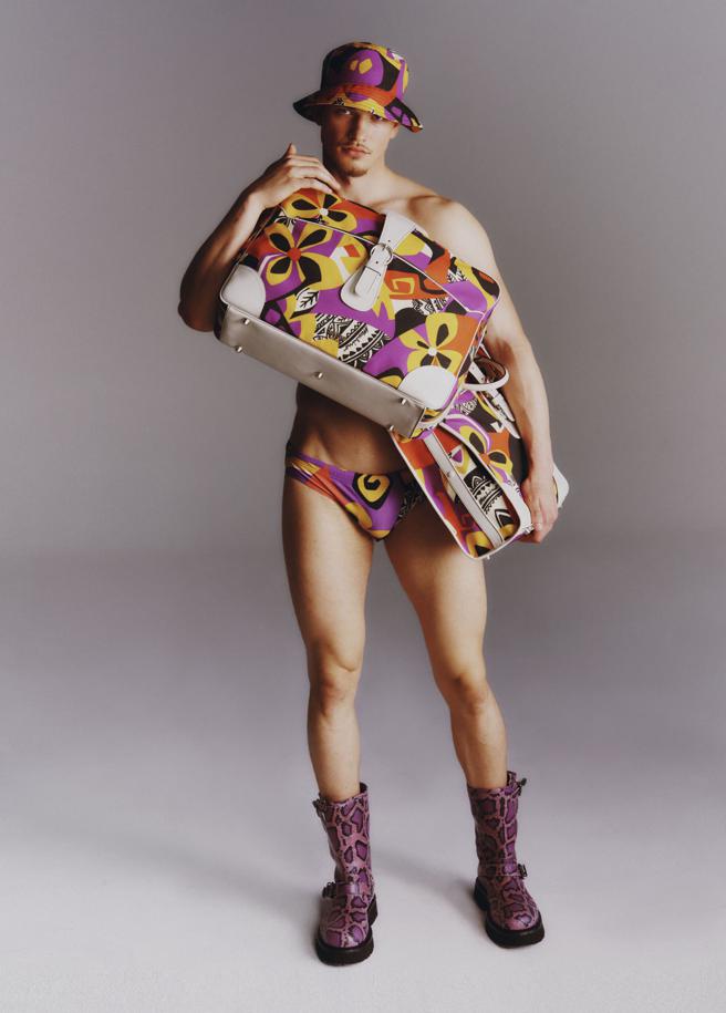 本季融入许多旅行元素，适合海岛度假的三角泳裤、飞行包、防晒帽等单品都十分值得关注。（MOSCHINO提供）