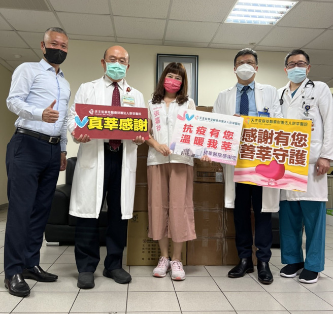 捐贈物資齊心抗疫   新北市議員參選人張嘉玲與各界代表共同做愛心。張嘉玲提供