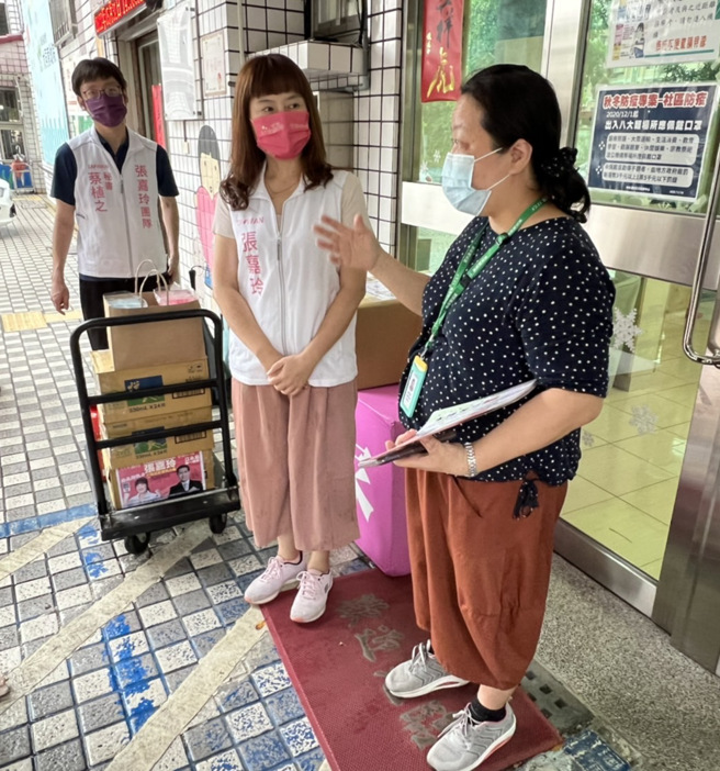 捐贈物資齊心抗疫   新北市議員參選人張嘉玲與各界代表共同做愛心。張嘉玲提供