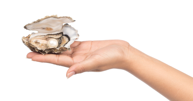 男子要买生蚝，收到老板传生蚝照比大小，却惊见正妹露出「巨乳深沟」。（示意图/shutterstock）