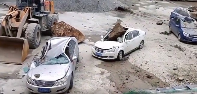 四川雅安6.1級地震 車輛受損狀況。（翻攝微博）