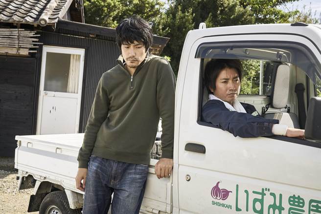 松山研一（左）与藤原龙也在《噪音》中饰演儿时玩伴。（车库娱乐提供）