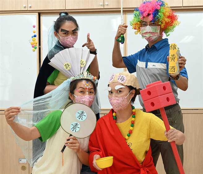 屏東縣溪北國小附設幼兒園的遠距教學別出心裁，幼教師嗨當「類youtuber」，每天拍片剪片上新片，以戲劇效果十足的後製影片成功吸引幼童及家長關注。（謝佳潾攝）