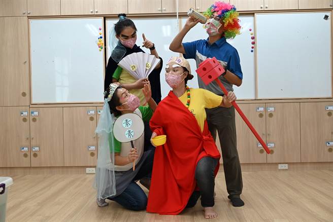 屏東縣溪北國小附設幼兒園的遠距教學別出心裁，幼教師嗨當「類youtuber」，每天拍片剪片上新片，以戲劇效果十足的後製影片成功吸引幼童及家長關注。（謝佳潾攝）