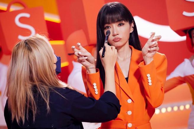 谢金燕日前拍摄广告，改编夯曲〈姐姐〉热情唱跳。（虾皮购物提供）