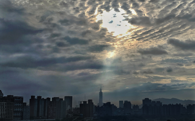 明（2）日天气仍温暖偏热，午后各山区有局部短暂雷阵雨，大台北及宜兰、花莲平地有局部大雨发生的机率。（姚志平摄）