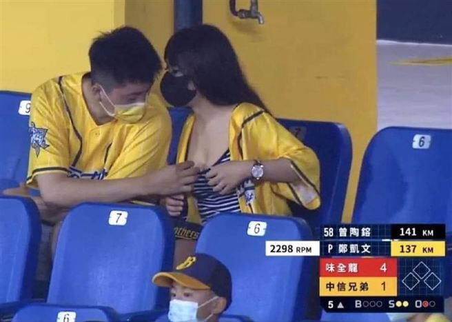 男球迷伸手将脏东西从女球迷胸口拿出，画面让网友看得血脉贲张。（图／取自爆废公社公开版脸书）