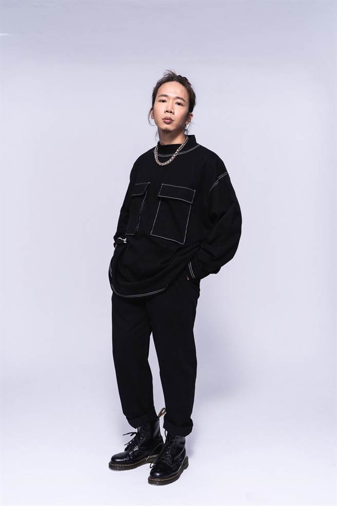 张伍以《黄昏》专辑入围本届金曲最佳台语男歌手奖。（Robokatz提供）