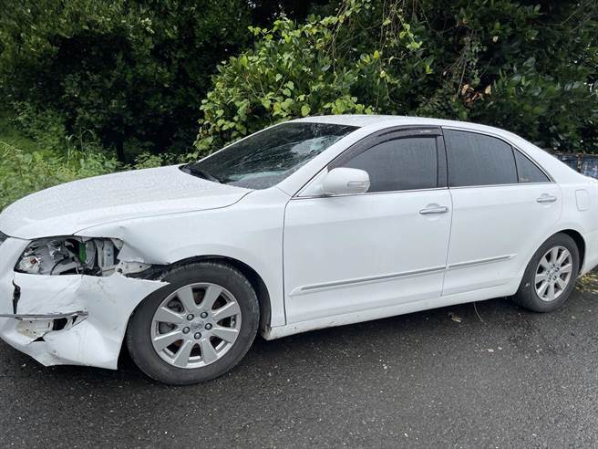 警方獲報在萬丹鄉四維西路巷內有部疑似車禍棄置的車輛，經比對肇事現場遺留的車輛，確認該車就是涉案車輛。（警方提供／謝佳潾屏東傳真）