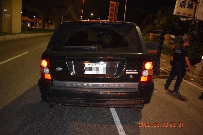 事發影片曝光，該督察的轎車輪胎發生嚴重摩擦火光，行駛一段距離後車身搖晃衝撞分隔島；高雄市警察局長黃明昭對此震怒表示「犯了警察的天條！」（翻攝照片）