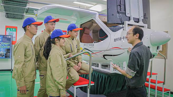 朝阳科大航空学院「全动式飞行模拟机」，可呈现与真机相同之视觉场景，起飞、巡航及着陆时周围的景像完整可见，提供学子完整的飞航体验。(朝阳科大提供)