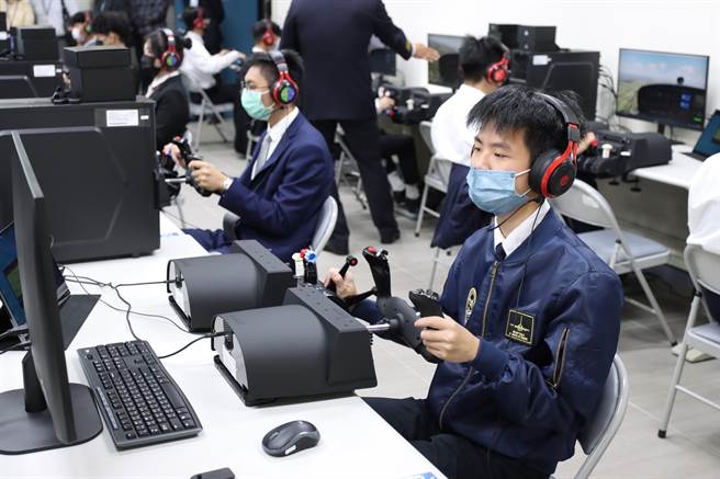 全新启用的时选航空大楼内，设有飞航模拟操作教室等18间全方位专业教室，设备齐全。(朝阳科大提供)