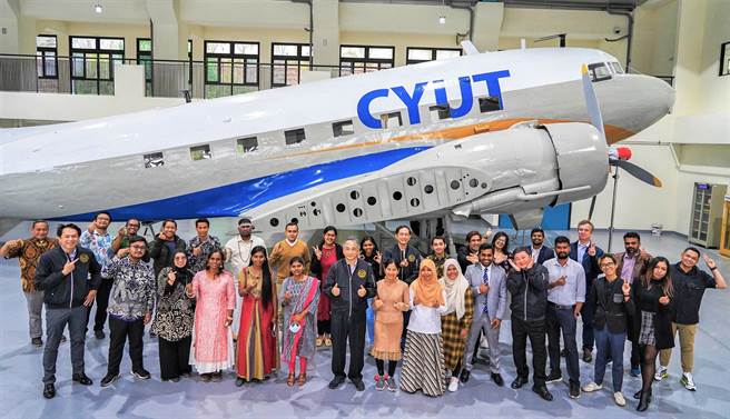 朝阳航空学院展示的这架DC-3，是国内仅存的同型飞机中，唯一非由空军除役改装之双引擎螺旋桨飞机，深受航空迷喜爱。(朝阳科大提供)