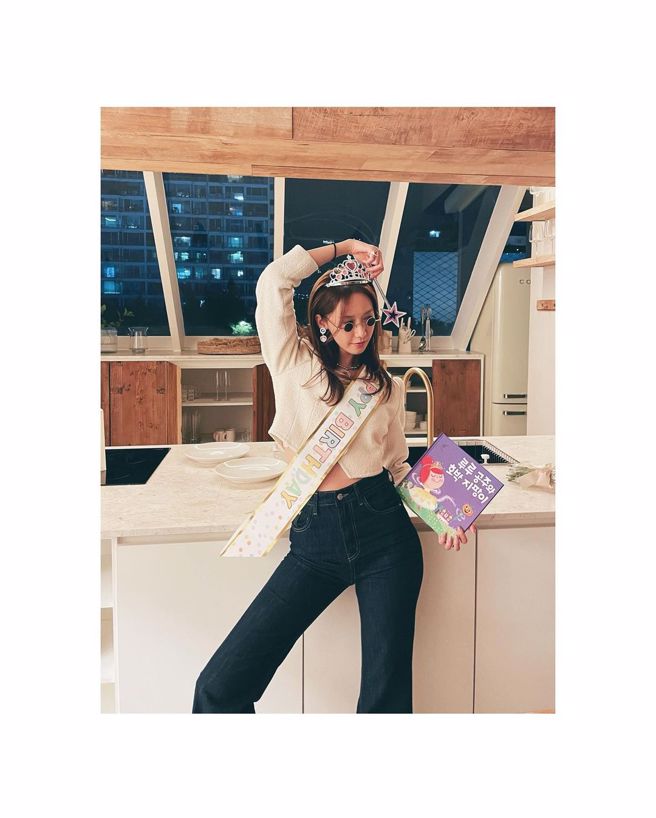 潤娥家家酒風格的慶生裝備上身，兼容時尚小女人微露性感風。（圖／取自潤娥IG）